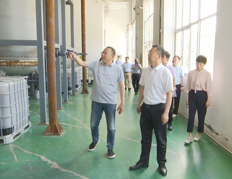 在陪同过程中，市、区领导了解到了古特生物从成立公司研发生物合成技术到现在拥有三座生产基地这十二年来的的发展历程，CEO秦永发对古特生物的生产现状及未来发展规划也作了详细说明。